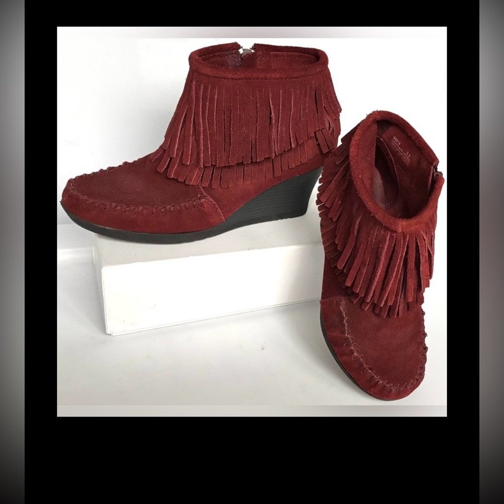 Minnetonka Suede Ankle Boots Wedged with Fringe in Burgundy Red Size 5.5